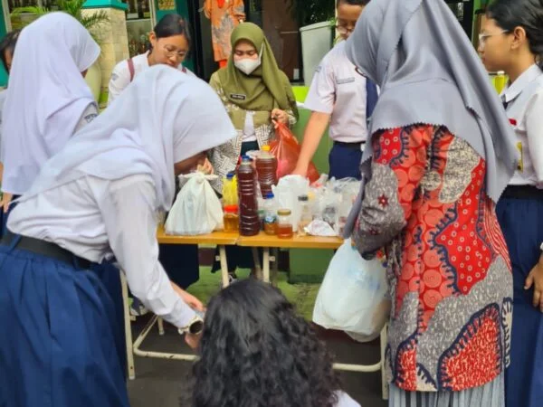 SEGA TERSENYUM: UNTUK SIAPA?